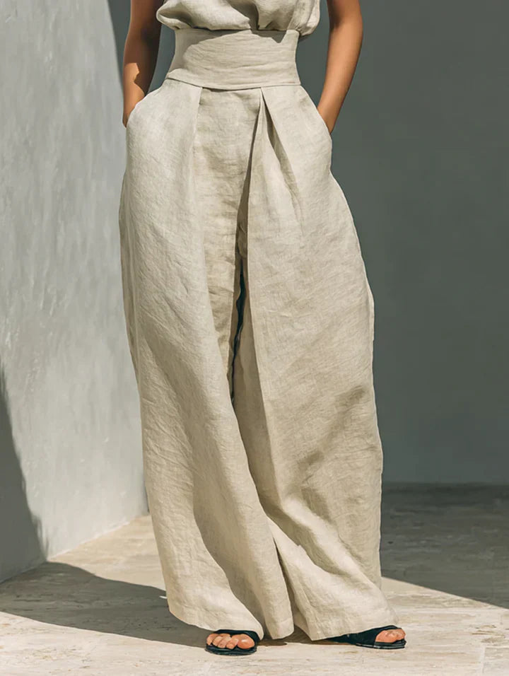 Completo minimalista di top senza maniche e pantaloni a gamba larga