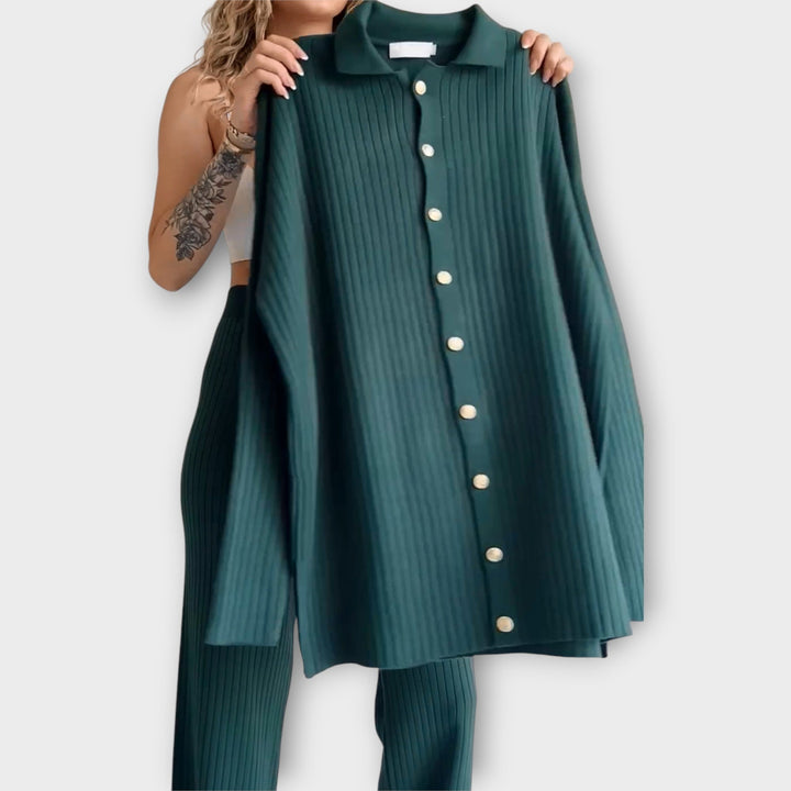 Komplet s ribljim detaljima i elegantnom linijom