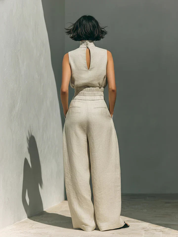 Completo minimalista di top senza maniche e pantaloni a gamba larga