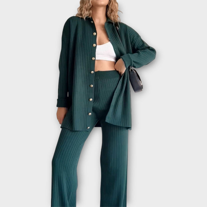 Komplet s ribljim detaljima i elegantnom linijom