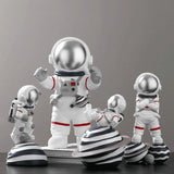 Astronaut na planetu Saturn
