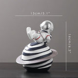 Astronaut na planetu Saturn