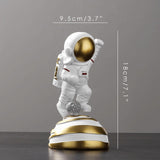 Astronaut na planetu Saturn