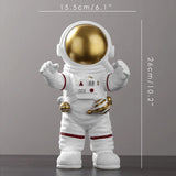 Astronaut na planetu Saturn
