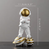 Astronaut na planetu Saturn