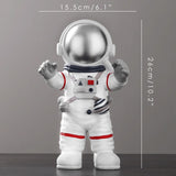 Astronaut na planetu Saturn