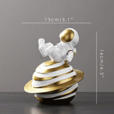 Astronaut na planetu Saturn